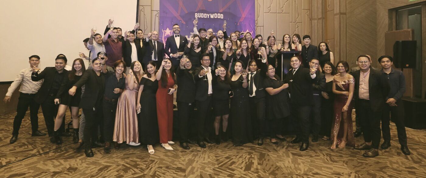 Tom with around fifty members of the BuddyBoss team in Manila, raising glasses at the 2022 year-end party.